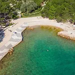 別荘 Neue Moderne Mit Pool In Der Naehe Von Dem By Interhome クルク