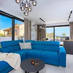 Neue Moderne Mit Pool In Der Naehe Von Dem By Interhome * クルク