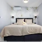 Neue Moderne Mit Pool In Der Naehe Von Dem By Interhome 別荘 クルク