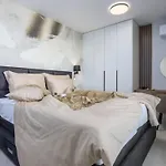 別荘 Neue Moderne Mit Pool In Der Naehe Von Dem By Interhome クルク