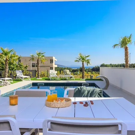 Neue Moderne Mit Pool In Der Naehe Von Dem By Interhome * Krk Town