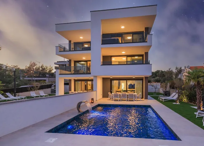 Neue Moderne Mit Pool In Der Naehe Von Dem By Interhome *