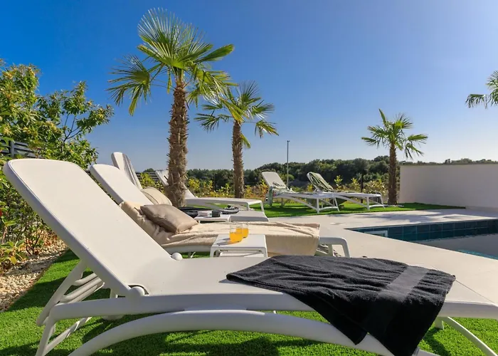 Neue Moderne Mit Pool In Der Naehe Von Dem By Interhome