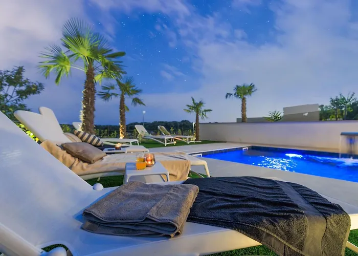 Neue Moderne Mit Pool In Der Naehe Von Dem By Interhome